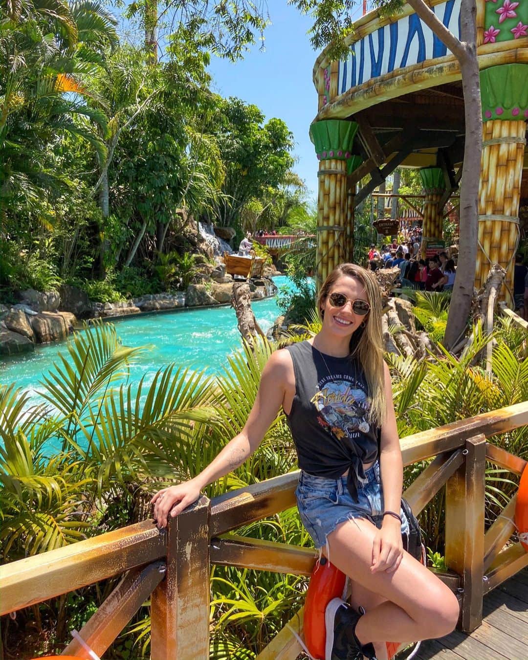 ナターリア・ガウジオのインスタグラム：「Sunny and funny day in Beto Carrero... 😍☀️🌊✨🌴🍃💙 #havefun #betocarrero #inlove #sc #sunnyday #happiness #nature」