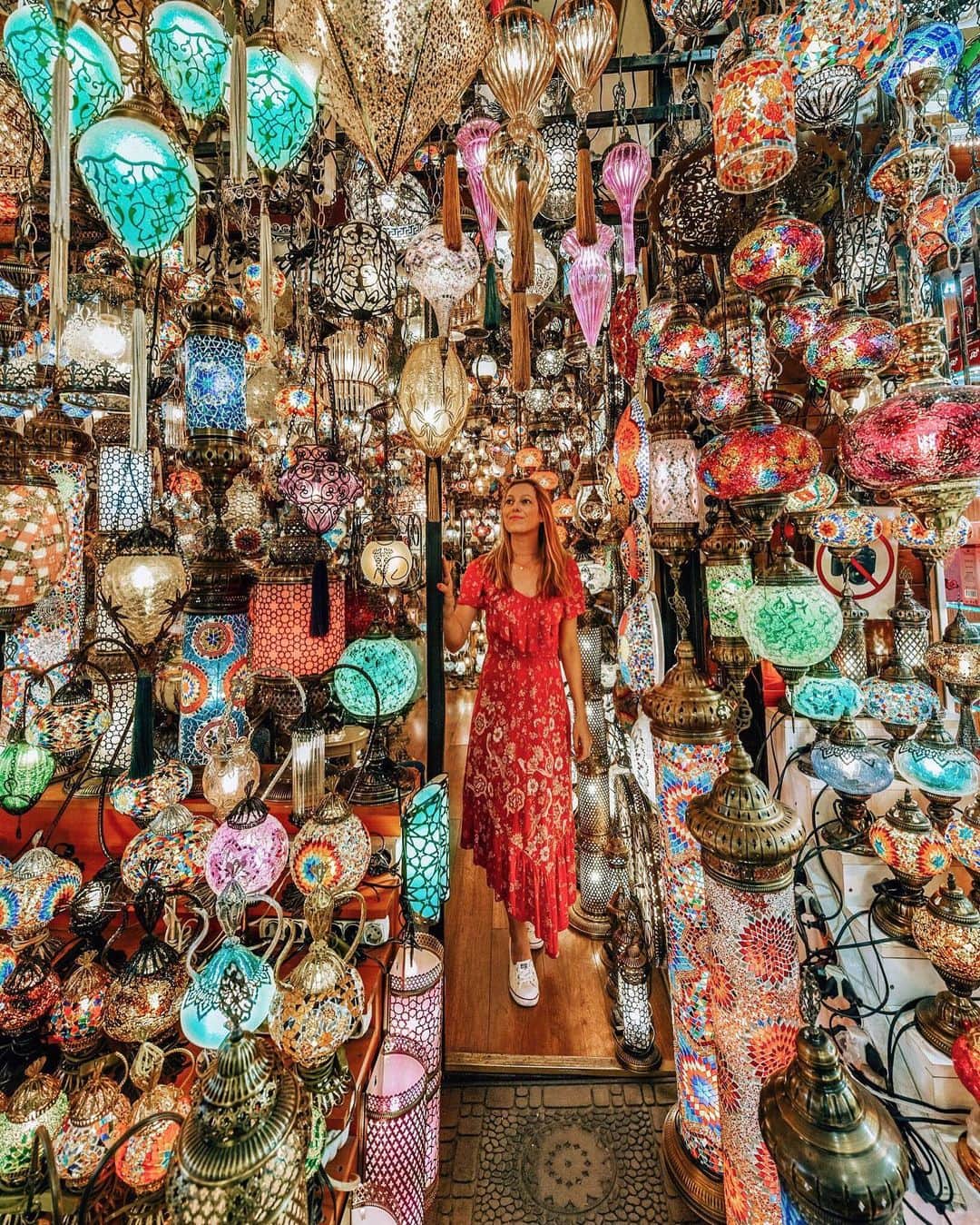 Izkizのインスタグラム：「The bright lights of Istanbul’s Grand Bazaar. 🏮 Which colour lamp would you choose? 🧡💛💚💙」