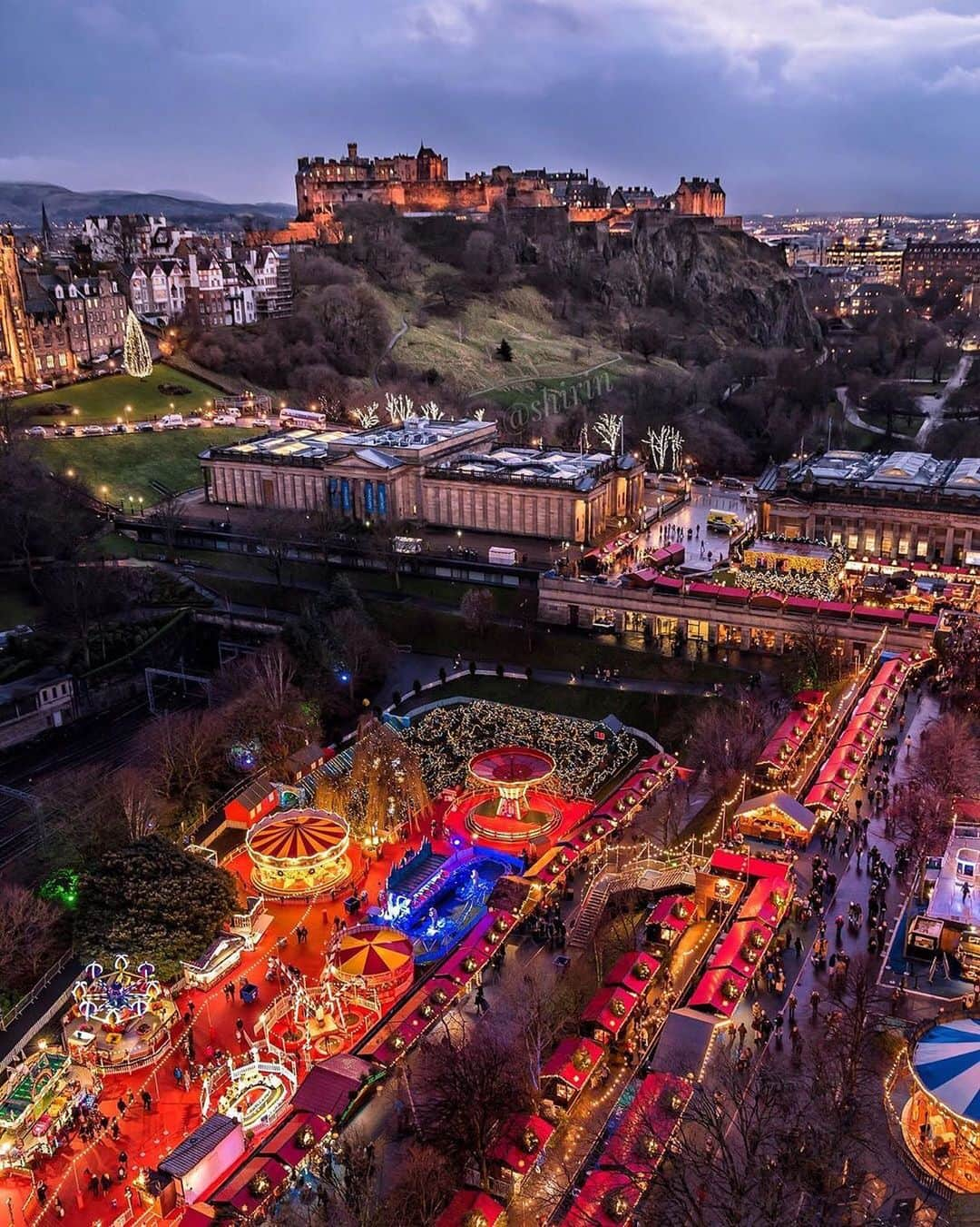 Earth Picsさんのインスタグラム写真 - (Earth PicsInstagram)「Christmas 🎄 market in Edinburgh by @snapsbyshirin」12月3日 2時56分 - earthpix