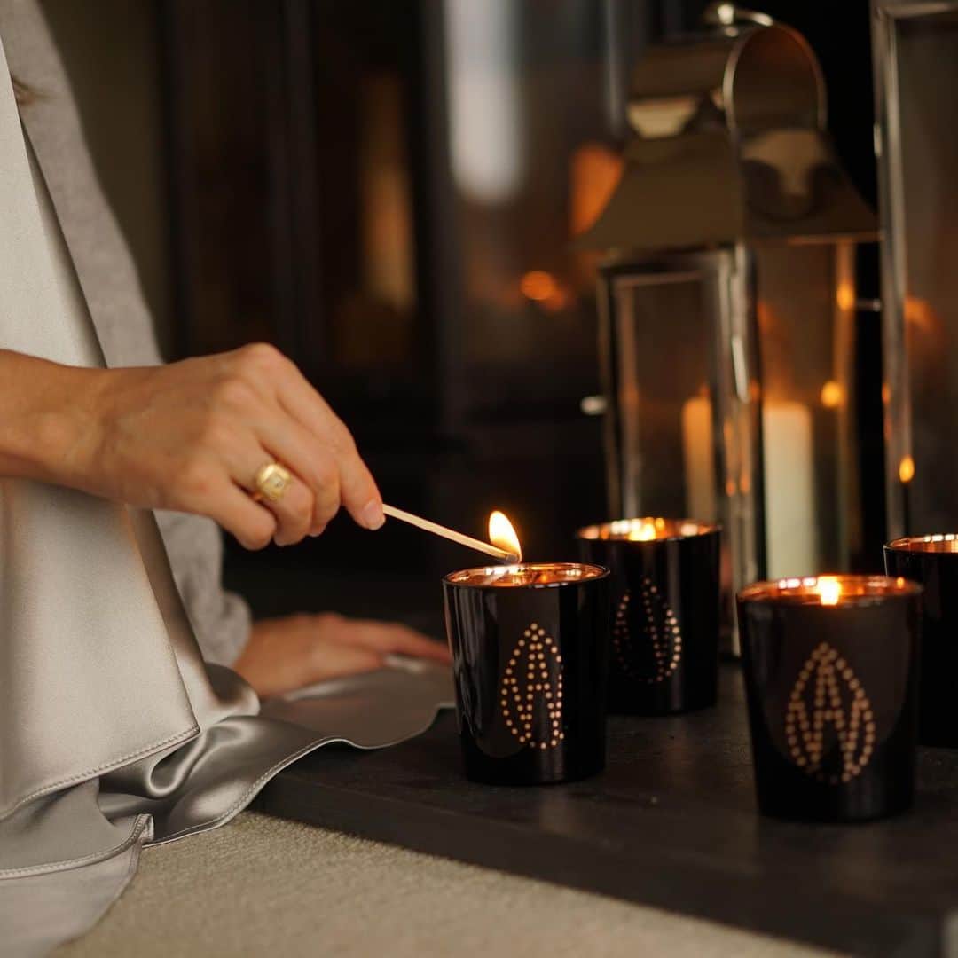 のインスタグラム：「With notes of vibrant mandarin, set the mood this Christmas with our linen scented candle... #gifting #candles #giftguide #christmas」
