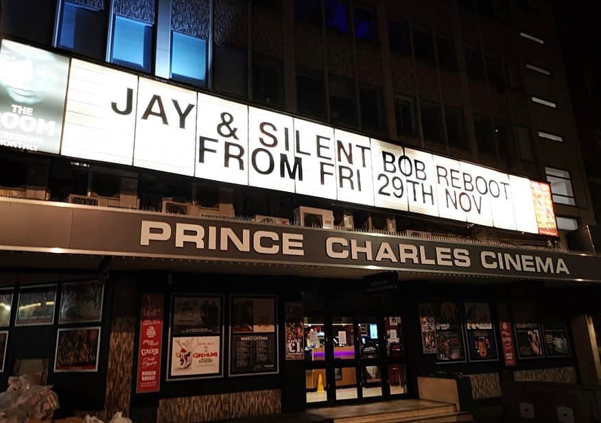ケヴィン・スミスのインスタグラム：「I took @jayandsilentbob Reboot overseas to #london for #thanksgiving week, where the wonderful audiences in the #UK gobbled it up! We showed the flick to sold out crowds at the @britishfilminstitute, at my cinematic home away from home the @princecharlescinema, and at the @genesiscinema as well! I did radio with @chrismoylesofficial and TV with @russellhoward, popped into @forbiddenplanet for a signing (where I met the glow-up of the year) and even saw a poster for #jayandsilentbobreboot in the @londonundergroundofficial! Many thanks to Meghan, Julian and Helena and the excellent folks at @universalpicturesuk, groomer Mira for making me look presentable, and @clarebk from @legionmofficial for helping me through a successful (and busy) 4 days abroad! But biggest thanks go to the audience, for 6 sold out shows and all their #londinium love! #jayandsilentbobreboot is now playing in limited release across the U.K.! #KevinSmith #london #movie #universalpicturesuk #jayandsilentbob #genesiscinemalondon #britishfilminstitute #princecharlescinema」