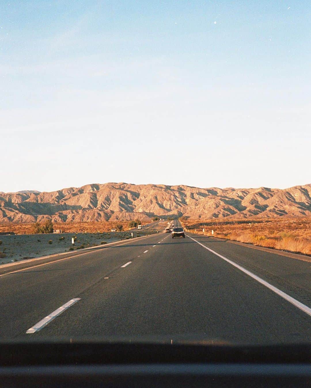 松島エミのインスタグラム：「#roadtrip #california #joshuatree #film #mountains」