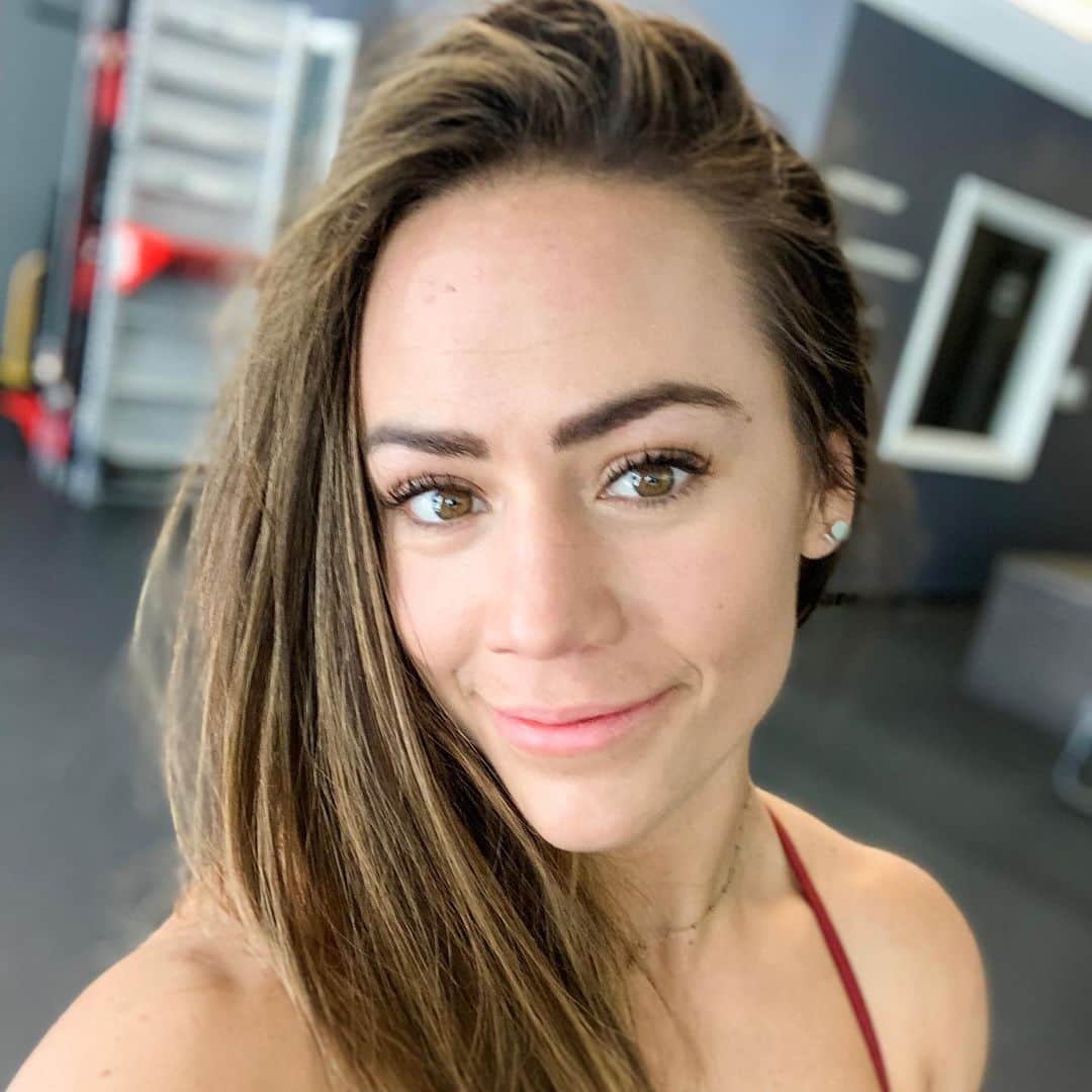 Camille Leblanc-Bazinetさんのインスタグラム写真 - (Camille Leblanc-BazinetInstagram)「⭐️Cyber Monday sale⭐️ “  30% off all our books and ebooks today’s only yay!!!! 🤗 “  Also last day to get our fitness program at discount and some of our clothing are also in sale!!! “  All promotions stop tonight at midnight 🕛 🎄」12月3日 3時16分 - camillelbaz