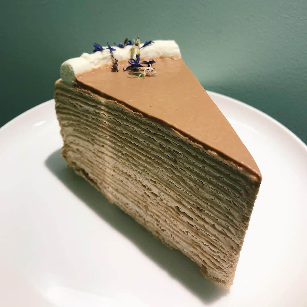 Eat With Steph & Coのインスタグラム：「The new Earl Grey flavour mille crepe cake by @kovapatisserie had me inhaling it in a few minutes 🙈 Would you? 📸 @vernahungrybanana #invite #millecrepe #cake #earlgrey #desserts #closeup #layers #creamy #sogood #love #cakesofinstagram #timeoutlondon」