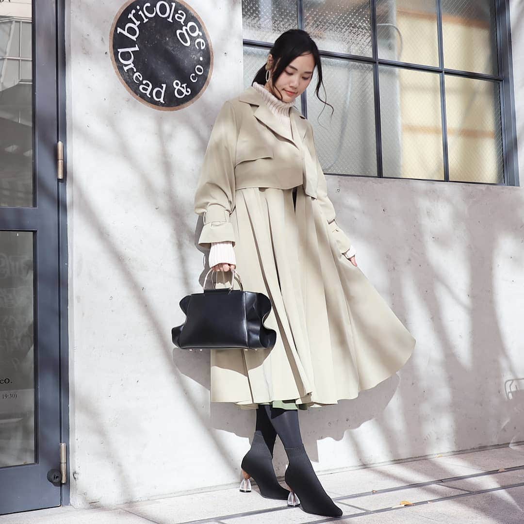 Eri Satoのインスタグラム：「beige×green×blackコーデ · coat,bag,shoes: @randa_pic knit: @titivatejp · 気付けばコートもバッグもブーツも全て @randa_pic · トレンチコートは3wayで ショートコートとスカートにもなるの✨ ブーツはヒールの形が珍しい！ 意外と安定感あって履きやすいよ！ 脚も綺麗に見える(気がする) 子どもがいない時はここぞとばかりにハンドバッグとヒール😇 · この日は六本木の @bricolage_bread_and_company でランチ 遅くなったけど @t_aya_rs の誕生日をお祝い🎁 プロップスは愛を込めて頑張って作りました😂 #サラダに見えるのはチーズケーキ · #randa#fashion#ootd#outfit#code#coordinate#style#ファッション#コーディネート#コーデ#プチプラ#プチプラコーデ#ママコーデ#シンプルコーデ#mamagirl#locari#partegram#読者モデル #l4like#カジュアル#お洒落さんと繋がりたい」