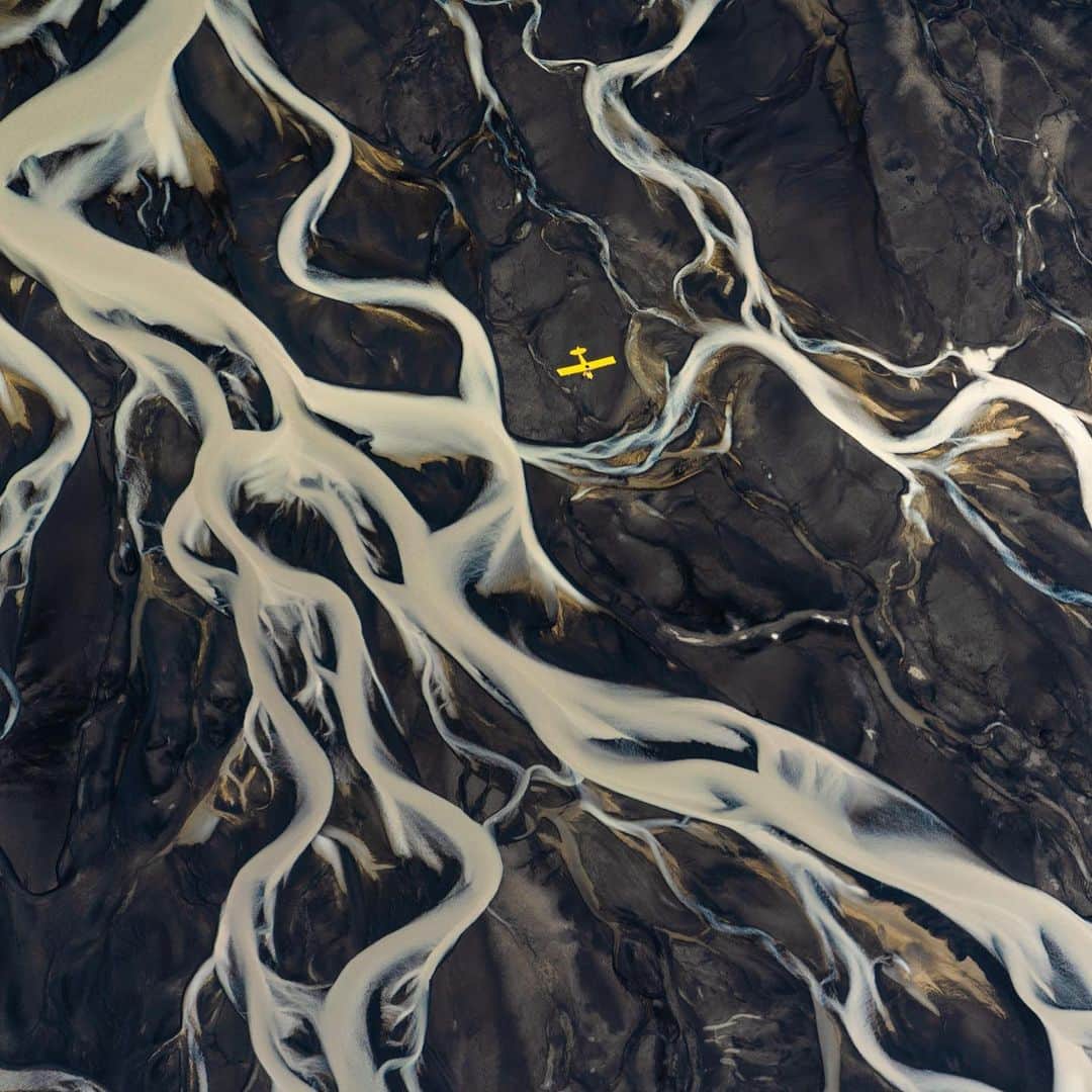 クリス・バーカードのインスタグラム：「Boulder CO! I’ll be seeing you this Wednesday evening 6-9pm for my first book signing of ‘AT GLACIERS END’ at @arcticfox_boulder store on Pearl St. Come hang for food, drinks, books & a short slideshow & presentation about my journey to photograph these rivers! ~Free event~ *If you bought online- books are shipping today! Get yours at www.ChrisBurkardshop.com .  I’ll also be presenting at the @roam Awards on Thursday! See you there.」