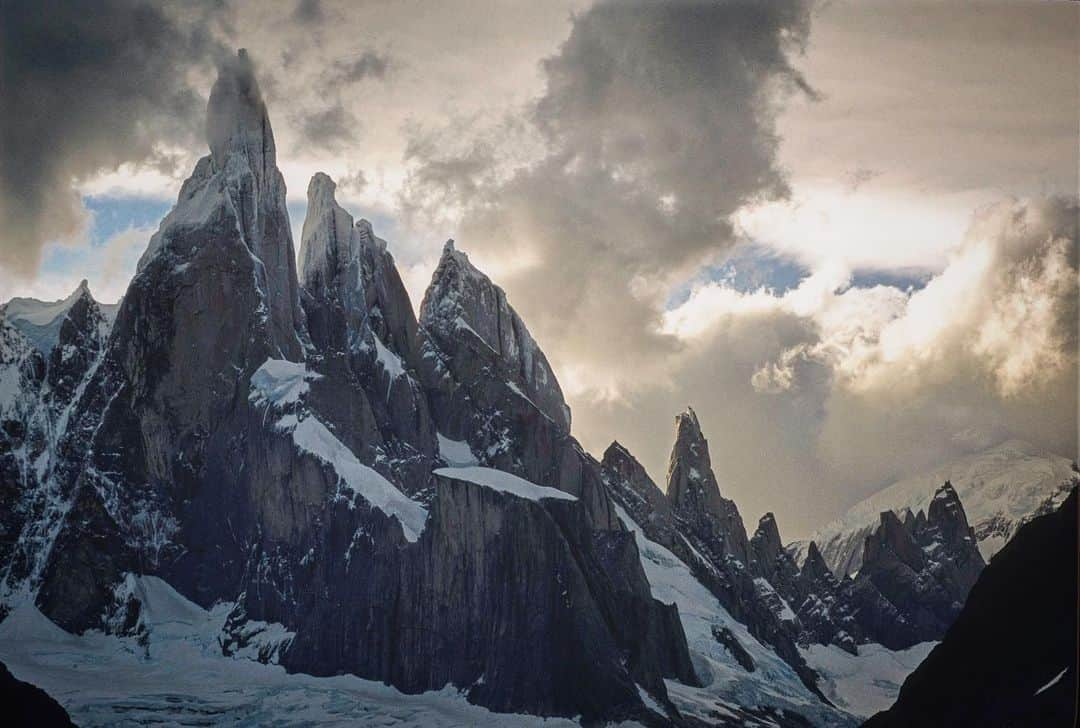 ジミー・チンさんのインスタグラム写真 - (ジミー・チンInstagram)「The always dramatic reveal of the Torre group. To go or not to go. To commit or not to commit. Existential questions of life and mountains.  For new PRINTS check link in bio.」12月3日 3時44分 - jimmychin