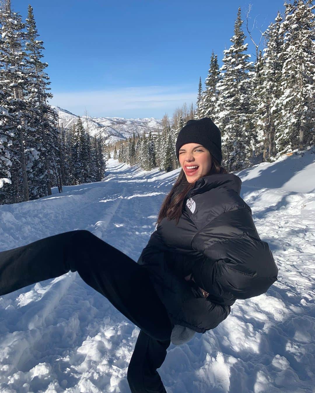ソニア・ベン・アンマーのインスタグラム：「I love ya snow much」