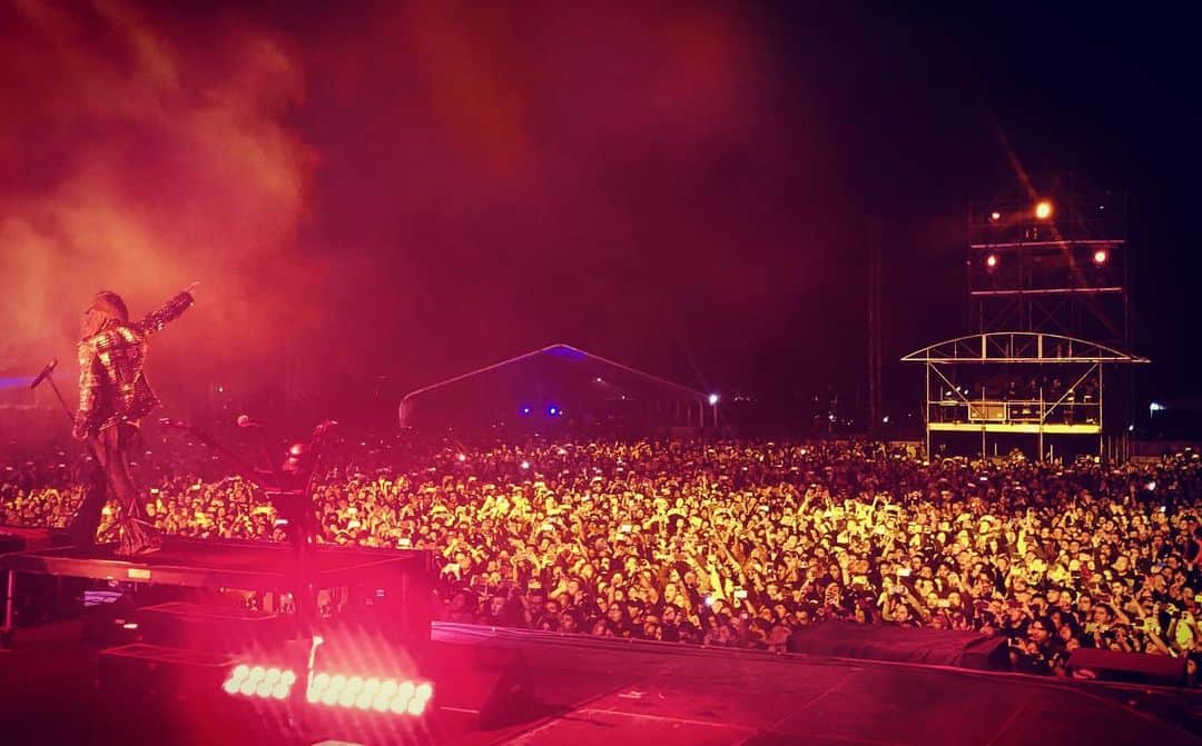 ロブ・ゾンビのインスタグラム：「40,000 strong came to get crazy with us in Mexico last night 🇲🇽! What a way to end our year. Thanks to everyone around the globe 🌎 who rocked with us in 2019. #robzombie #mexico🇲🇽 #lastshowoftheyear #johnfive #piggyd #gingerfish」
