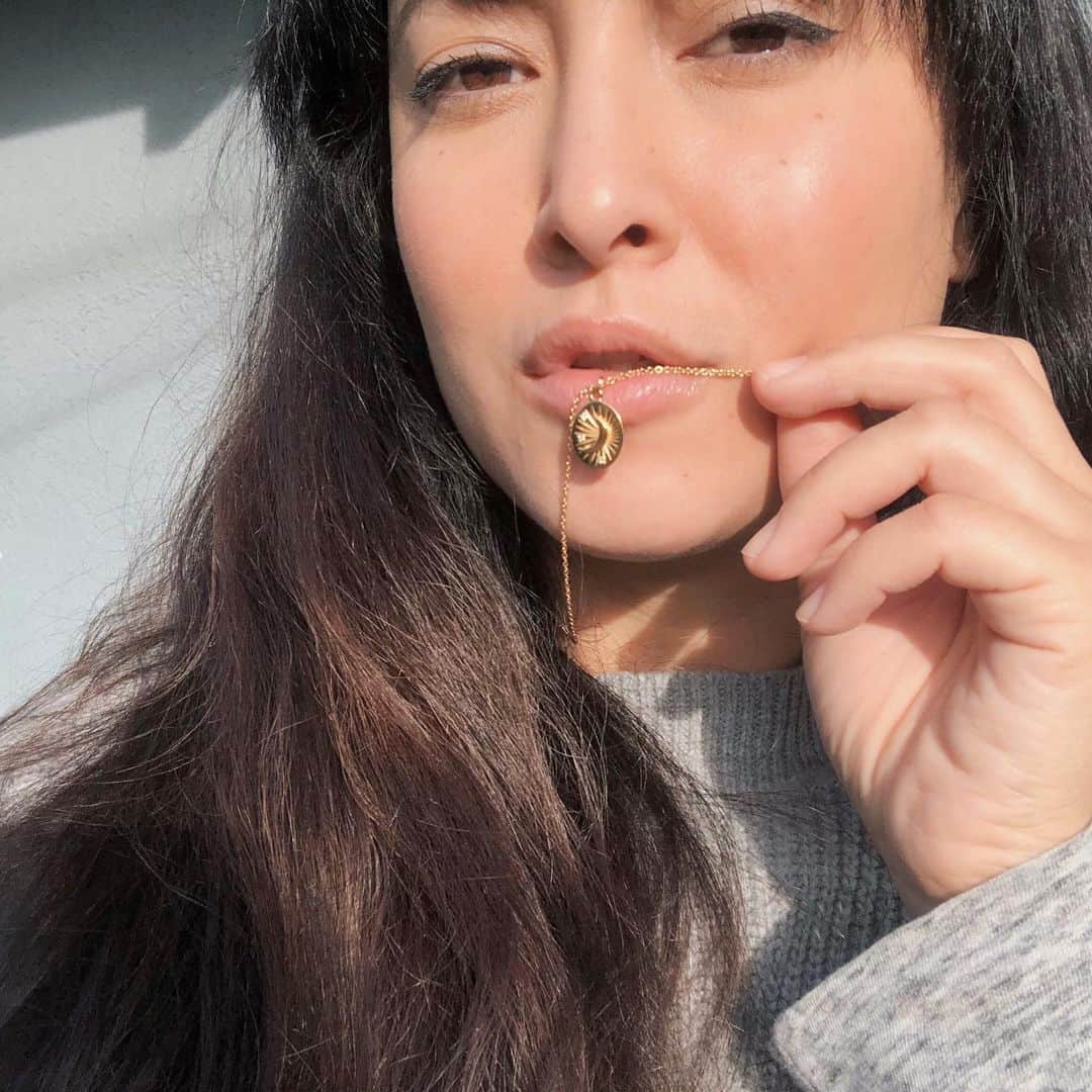 のインスタグラム：「Have you done your #holidayshopping yet? So many sales going on at the moment, hard to choose. Wanted to let you know that my favorite jewelry line is having a sale. It's @mejuri only sale all year and just in time for holiday gifts! Customers can enjoy 10% off one item, 15% off two items and 20% off three items or more. (no code needed) #mejuri #mejurijewelry 大好きなジュエリーブランドのメジュリがセール中なの。良かったらチェックしてね！ホリデーギフトにどうぞ💕」