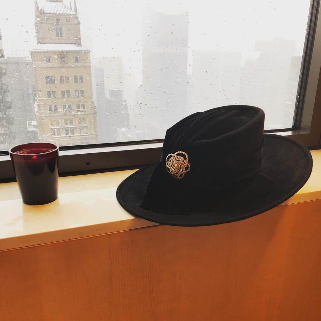 シェールさんのインスタグラム写真 - (シェールInstagram)「My Hat & Ralph Lauren’s Xmas Candle Watching it Snow❄️ Out My Window」12月3日 3時56分 - cher