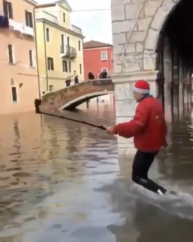 BeStylishのインスタグラム：「Tourist in Italy... 😂 @bestylish  By: @patrick_r9 _ #bestylish #funny #italy #funnyvideos #fail #funnyfail #christmas #december #summer #italy🇮🇹」