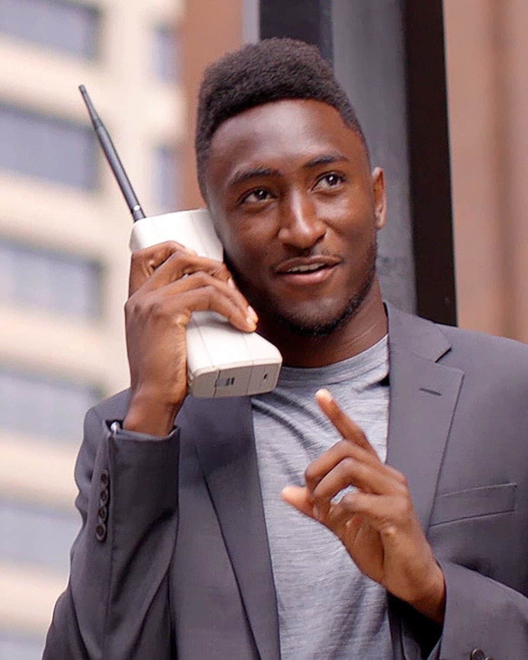 YouTubeさんのインスタグラム写真 - (YouTubeInstagram)「Caption contest: what is @mkbhd saying in this photo? We'd guess he's probably telling you to go watch Retro Tech, a new YouTube Original series that features this tech guru's journey through the world of technology past. Stream it now — link in bio ☎️」12月3日 4時03分 - youtube
