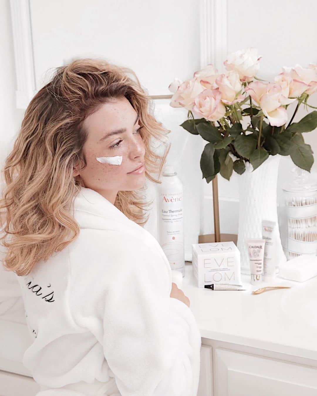 Kelsey Simoneさんのインスタグラム写真 - (Kelsey SimoneInstagram)「Using my favorite products from @skinstore @thg to combat my dry winter skin! ✨#ad  Skinstore is the perfect online destination for amazing skincare products! What I’m using & loving ~  @evelom Cleansing oil capsules @Aveneuse Cicalfate restorative creme @Caudalie eye creme @Avene Eau Thermal spray @aesopskincare Rosehip lip creme  These products are now on sale and be sure to use my code KELSEY10 for an additional 10% off PLUS a $5 credit towards your next purchase in December! Offers expire on December 4th so get shopping!! #skinstore」12月3日 4時04分 - k.els.e.y