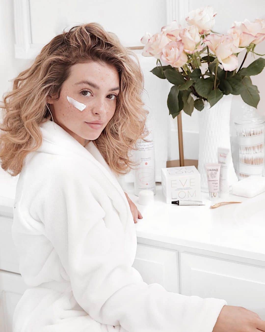 Kelsey Simoneのインスタグラム：「Using my favorite products from @skinstore @thg to combat my dry winter skin! ✨#ad  Skinstore is the perfect online destination for amazing skincare products! What I’m using & loving ~  @evelom Cleansing oil capsules @Aveneuse Cicalfate restorative creme @Caudalie eye creme @Avene Eau Thermal spray @aesopskincare Rosehip lip creme  These products are now on sale and be sure to use my code KELSEY10 for an additional 10% off PLUS a $5 credit towards your next purchase in December! Offers expire on December 4th so get shopping!! #skinstore」