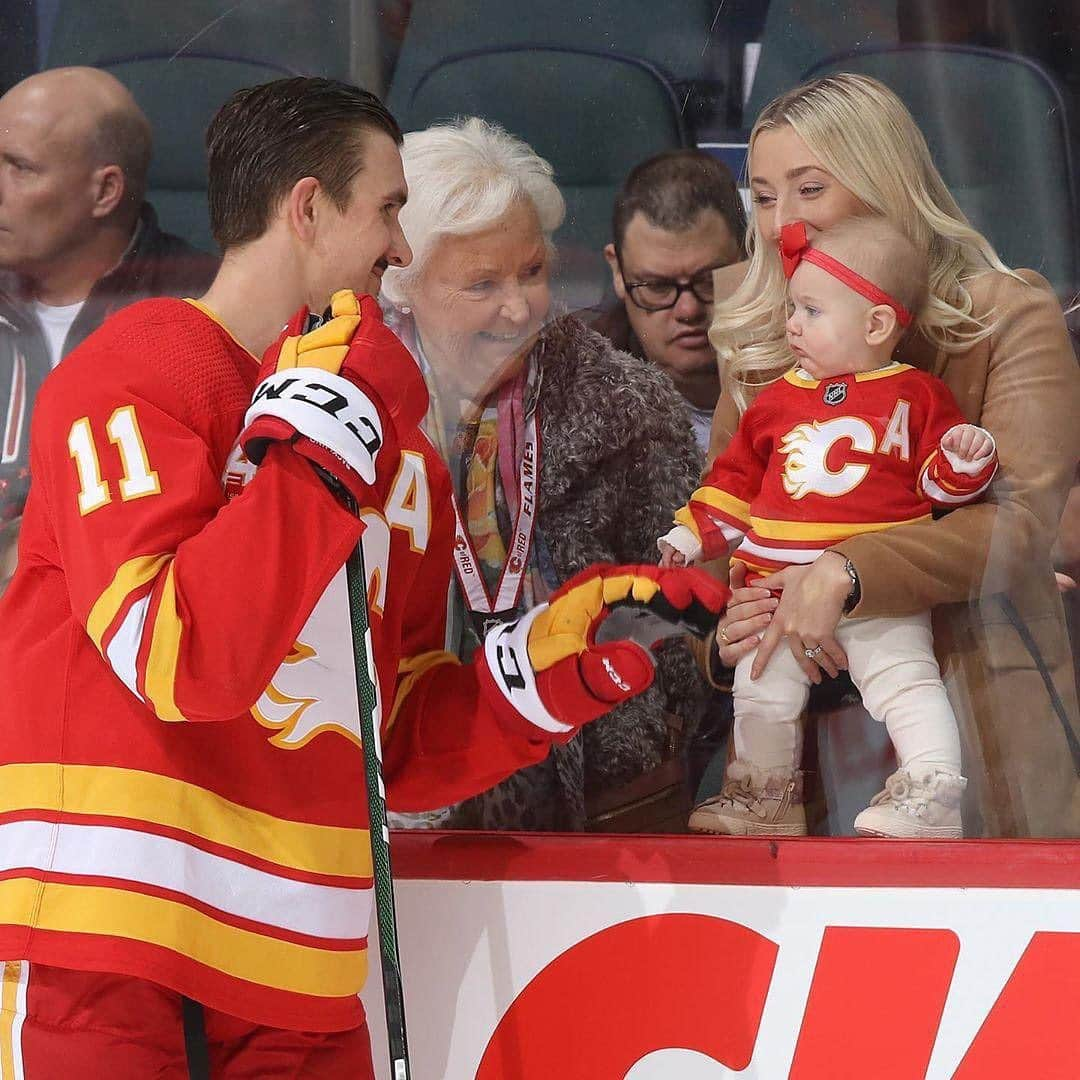 NHLさんのインスタグラム写真 - (NHLInstagram)「Matching jerseys ❤️ Mikael Backlund (@mikaelbacklund11) and his daughter are too cute. (📷 @nhlflames)」12月3日 4時18分 - nhl