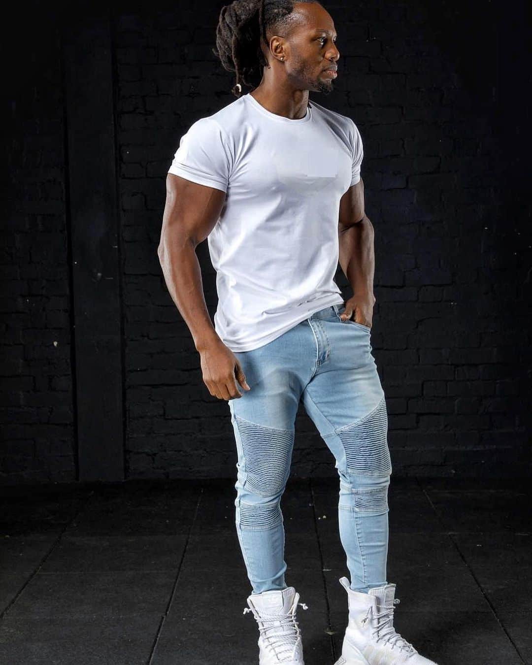 Ulissesworldさんのインスタグラム写真 - (UlissesworldInstagram)「Classic Fit❗️Tee & Jeans 👖 @legendlondon.co 👌 Awesome Fit! Make sure you check them out! Cyber Monday Sale ends at Midnight!🔥 #letsgo AD _ #ulissesworld #aesthetics #legendlondonjeans #ad #advertising」12月3日 4時17分 - ulissesworld