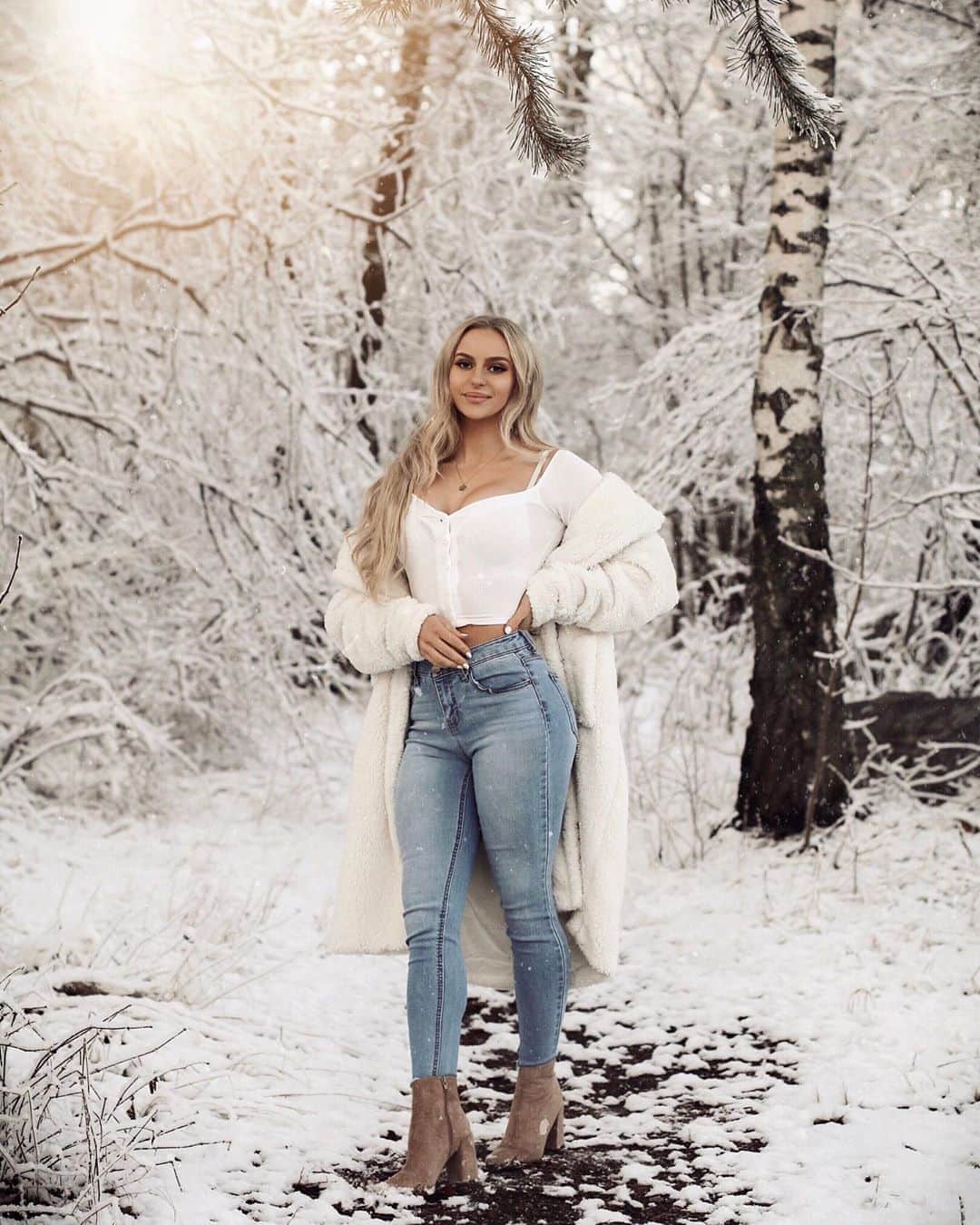 Anna Nyströmのインスタグラム：「[Paid partnership Fashionnova] @fashionnova is having the biggest sale of the year! 💗 Use Code “CYBER90” to receive up to 90% off your @FashionNova purchase! www.FashionNova.com ❄️」