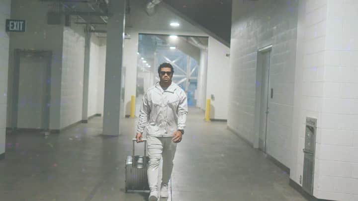 ラッセル・ウィルソンのインスタグラム：「Can’t wait to be back home tonight! #GoHawks #BoseHeadphones #TeamBose」