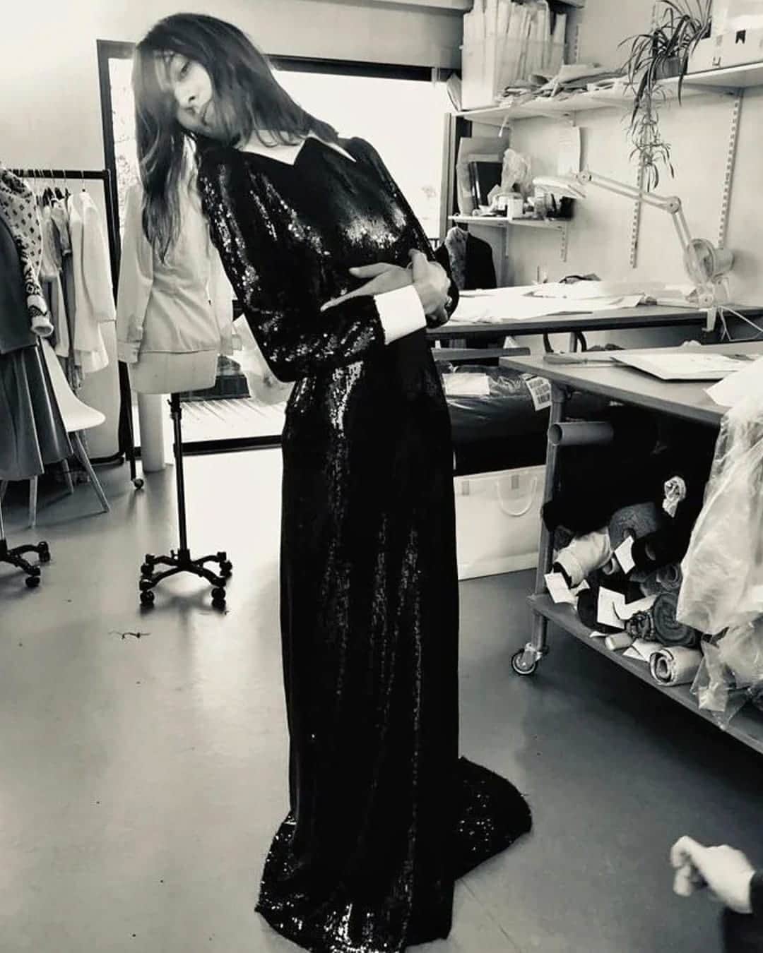 British Vogueさんのインスタグラム写真 - (British VogueInstagram)「#AlexaChung’s bespoke look for the #FashionAwards began – as many of her designs do – with #JaneBirkin. “I wanted this kind of alluring silhouette, but with a very starchy, classic collar and cuffs,” @AlexaChung tells #BritishVogue. See how her Birkin-inspired vision came to life at the link in bio.」12月3日 4時24分 - britishvogue
