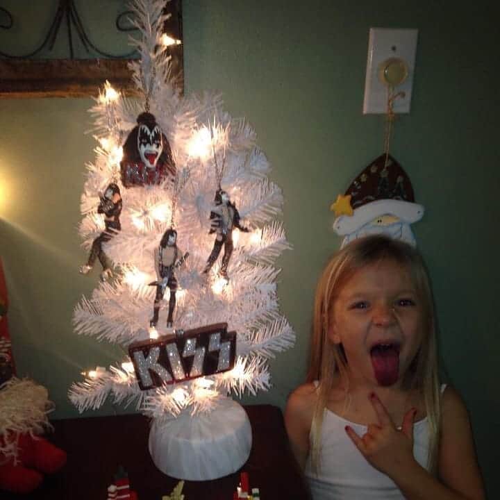 KISSさんのインスタグラム写真 - (KISSInstagram)「#KISSmas Tree! Thanks to Toni Kelley  her sharing her family's Christmas tradition with us! #KISSARMYROCKS」12月3日 4時39分 - kissonline