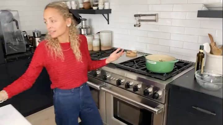 ニコール・リッチーのインスタグラム：「Head to @cookingwithcoit instagram to watch my cooking flow, my holiday flow, & just my life flow babe.」