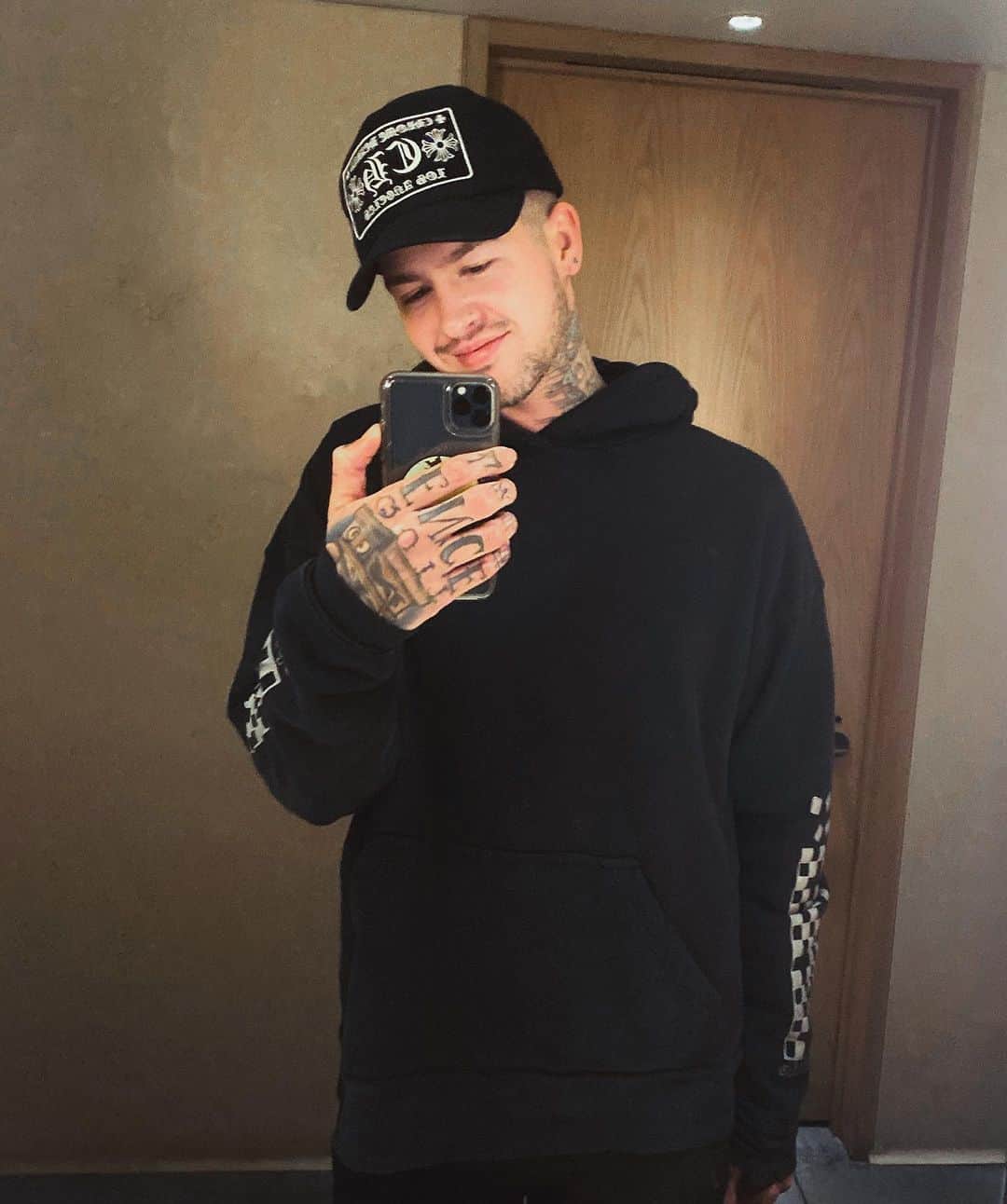 T・ミルズのインスタグラム：「i wish sushi went on sale 🍣」