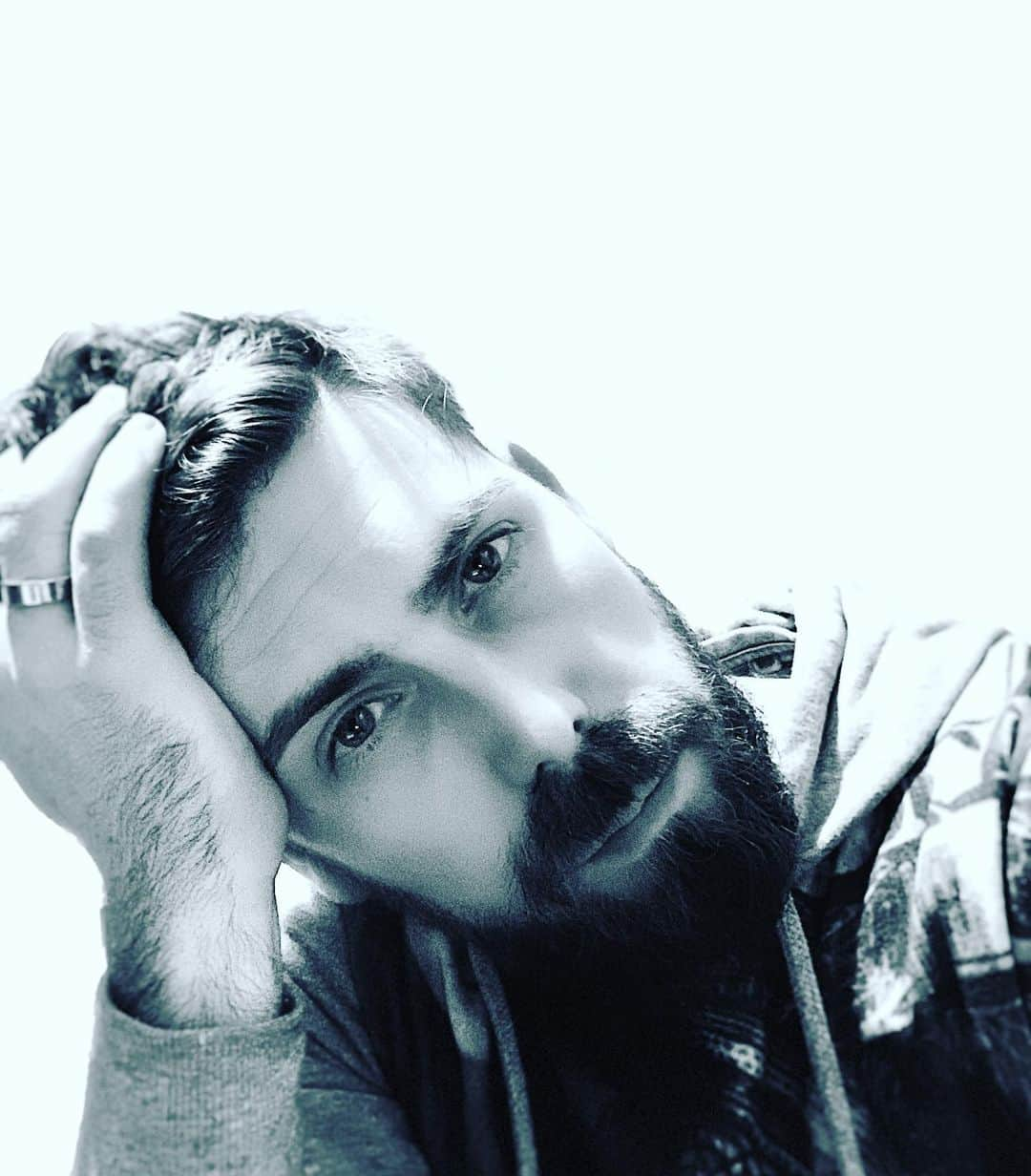 ニール・ブラウンのインスタグラム：「Just one of those moods : Netflix & Chill. 🖤 🖤 🖤 #instamood #instamoment #instapic #picoftheday #daydreaming #love #netflixandchill #instagay #gay #lgbt #beard #bear #cute #followme #instafollow #tiredface #lyon #confluence #igers #igerslyon #blackandwhite」