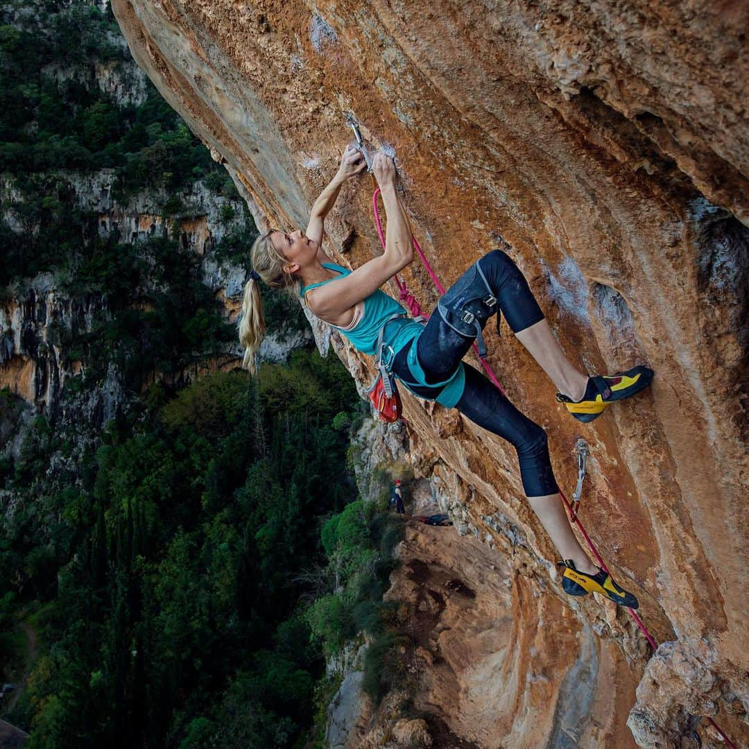 マチルダ・セーデルルンドさんのインスタグラム写真 - (マチルダ・セーデルルンドInstagram)「10 days in Kyparissi 🇬🇷 Sometimes you just have to go with the flow 🙏🏼This trip didn’t really turn out as planned, I got sinusitis (for the 4th time this year 🤔) and very few of the routes were dry due to all the rain. However, after this crazy year (and especially the he last couple of weeks) I think this trip was just what I needed; climbing whatever looked fun (and dry 😆), good company, some sun and tasty food 🤗 Thanks for a great couple of days @torjo @kenneth_climbs @ma_gamma 📸 by @torjo」12月3日 4時46分 - matilda_soderlund