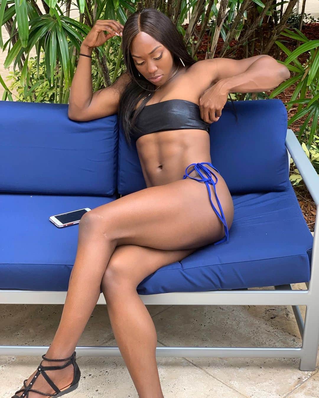 カミカ・ビンガムのインスタグラム：「Checking to see if I still have abs after American Thanksgiving... Nope 😭. No, I don't .」