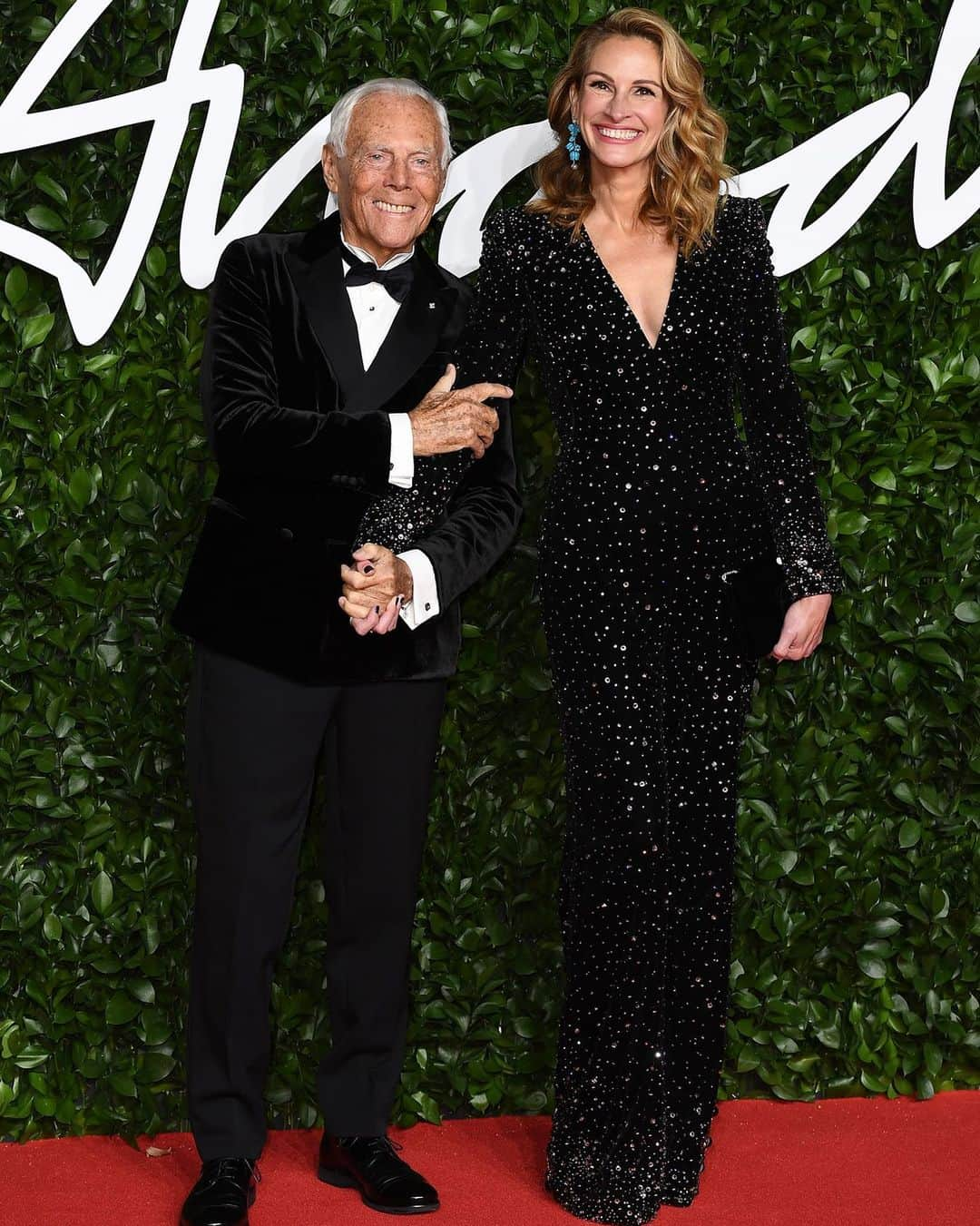 British Vogueさんのインスタグラム写真 - (British VogueInstagram)「“Giorgio and Julia are always a perfect match.” #BritishVogue‘s online news editor @AlNewboldSmith speaks exclusively to #JuliaRoberts’s stylist, @ElizabethStewart1, about her dazzling #GiorgioArmani look for tonight’s #FashionAwards, and how it honours her three decades of friendship with the renowned designer. Read more via the link in bio.」12月3日 4時52分 - britishvogue