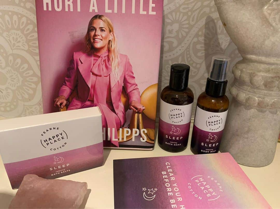 ファーン・コットンさんのインスタグラム写真 - (ファーン・コットンInstagram)「AD | I’m pretty awful at sleep so when creating the Happy Place @happyplaceofficial Boots range SLEEP had to be one of the themes and scents. Here’s my little nighttime routine at the moment which seems to be helping (yet doesn’t seem to help with a 4 year old hogging my bed for most of the night). Bath soak, bath salts, pillow spray, writing my thoughts down in this pad so my brain stops whirring and then a good book. There is also a CALM scent and an ENERGISE scent in varying products, both of which might be needed at this time of year. All products are vegan and cruelty free, there is no plastic in the outer packaging and the bottles are made partly with recycled materials. @bootsuk #vegan #calm #sleep #energise #happyplace」12月3日 5時02分 - fearnecotton