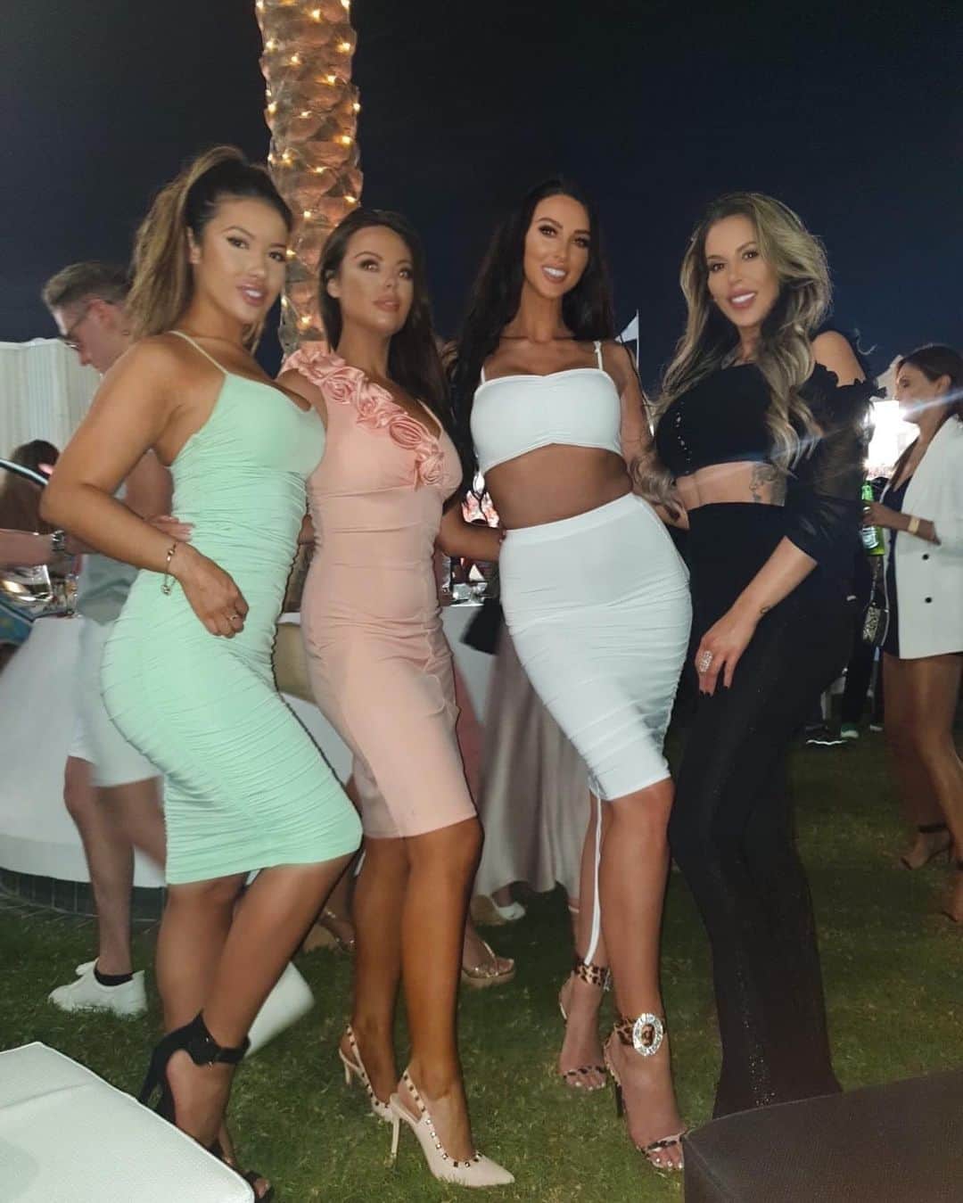 のインスタグラム：「Just the best day yesterday for the f1 in Abu Dhabi with my girls! 🏎」
