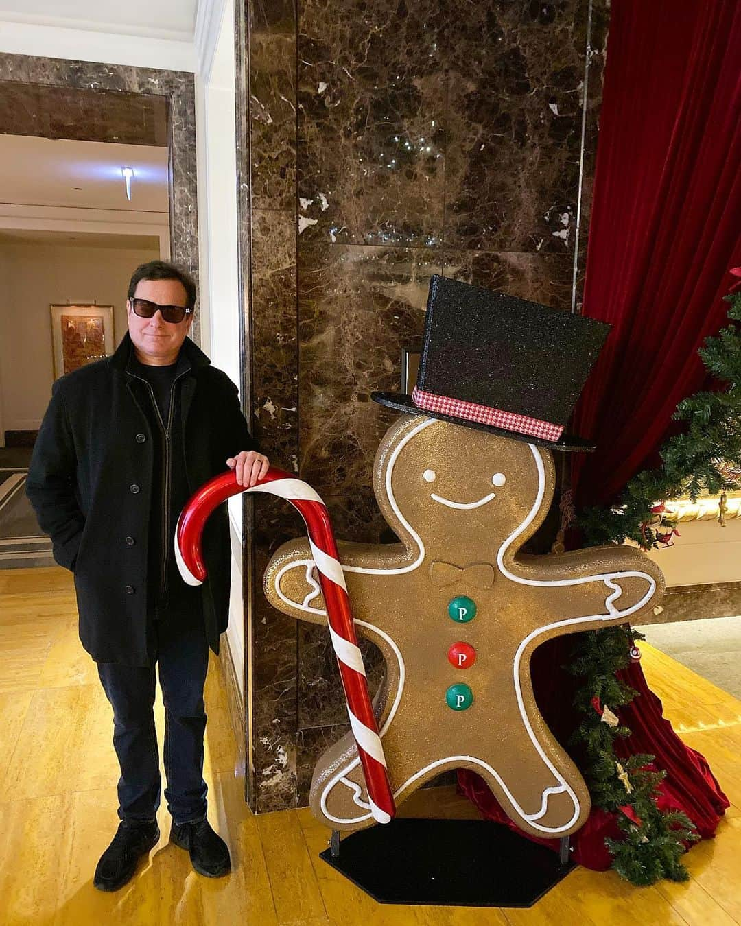 ボブ・サゲットさんのインスタグラム写真 - (ボブ・サゲットInstagram)「I was so excited to meet this gingerbread man in the lobby of my hotel. I swear he didn’t stay in my room. 😬」12月3日 5時20分 - bobsaget