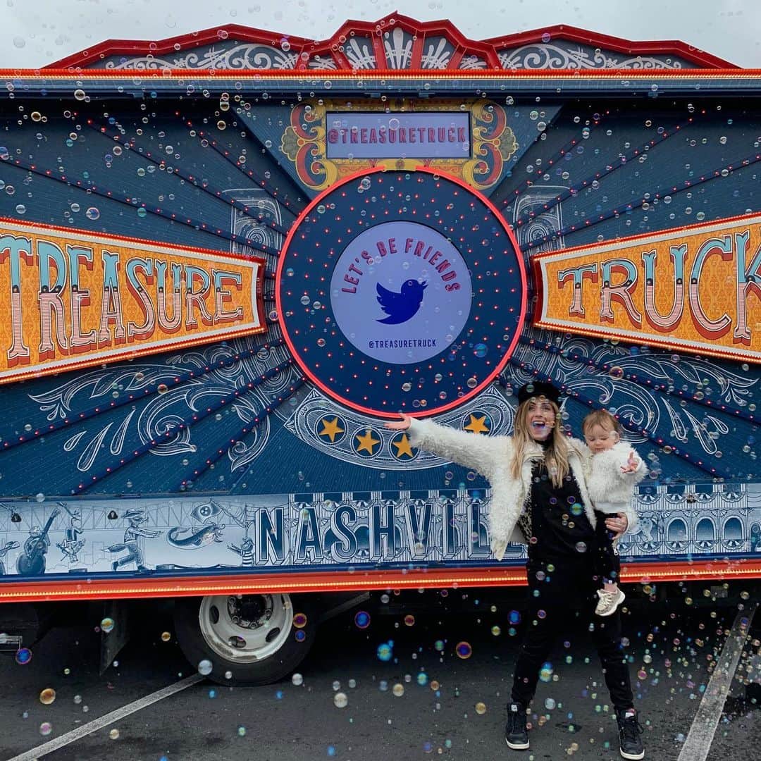 カーリー・ワデルさんのインスタグラム写真 - (カーリー・ワデルInstagram)「Bella and I are so excited to be at @treasuretruck in Nashville today for #CyberMonday! Bella is obsessed with the Truck's bubbles and I’m grabbing myself an early Christmas gift! Find out when the @Amazon Treasure Truck will be coming to your city by simply texting “TRUCK” to 24193 to sign up for alerts. Each time #TreasureTruck is out in your city, they’ll have deals and steals from top brands. Today, the Le Creuset 3.5 Quart Dutch Oven with lid is available at a discount! Link in bio for more info! #TreasureTruck #FoundItOnAmazon」12月3日 5時27分 - carlywad