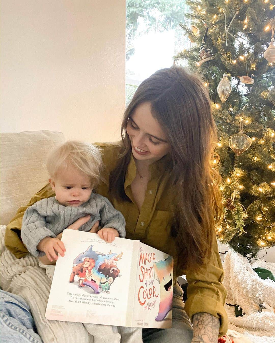 Acacia Brinleyさんのインスタグラム写真 - (Acacia BrinleyInstagram)「Did you know our family has a children’s book? Called “The Magic Shirt Of Every Color”. It’s self published, illustrated by @hmnnah.art and has a lot of time & love poured into it. It’s about finding yourself and realizing all the answers were already inside of you. 💛 We’re having a 30% off sale for cyber Monday! We hope you or your little ones enjoy it as much as we do. This book is very special to us. Link in my bio ✨🌈」12月3日 5時46分 - acaciakersey