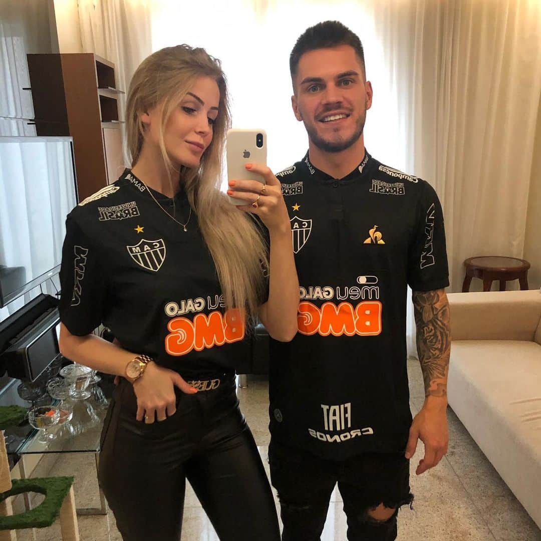 ナタンのインスタグラム：「Todas as histórias de amor e amizade começam com provas de companheirismo. Te Amo ❤️」