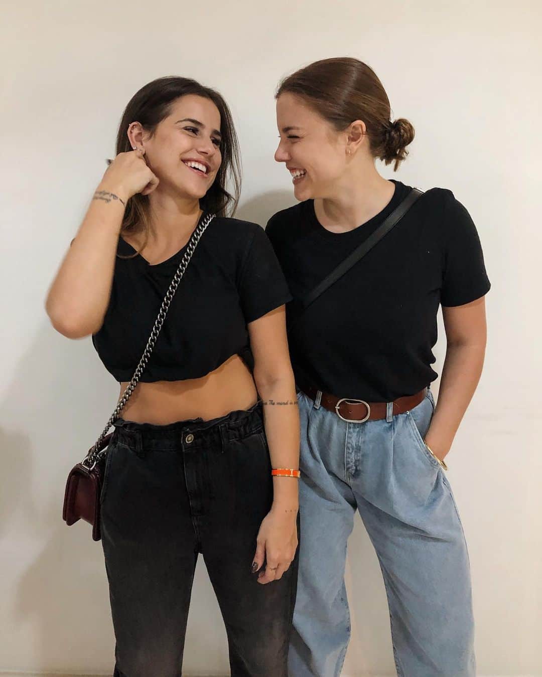 Alice Wegmannのインスタグラム：「não sabia qual seria a primeira foto desse carrossel, tampouco sabia que no carrossel da vida girando a gente ia subir no mesmo brinquedo. a nossa amizade foi tipo assim, topamos numa rua qualquer de nova york depois de muitas voltas por aí, e então começamos a rodar juntas. e cá estamos. esse ano foi tudo tão diferente, Bela. a menina que eu conheci anos atrás segue igualzinha, só que agora é mãe. sigo me surpreendendo com você ao mesmo tempo que sei que você é capaz de tudo - mas toda vez que me prova isso, eu me vejo impressionada. tão nova e tão infinita. você agora tá na minha frente lendo um livro com a mão direita e ninando o Leo com a esquerda, tão compenetrada. ah, você faz tudo tão bem... e só me resta te aplaudir e te ver crescer, amadurecer e se expandir, pro mundo também entender o tanto que você existe. que honra a minha ser a madrinha do seu filho, dividir e celebrar a vida com você. te amo e te admiro mais do que pode ser possível. porque você é assim: permite que qualquer coisa seja. feliz aniversário minha comadre.」