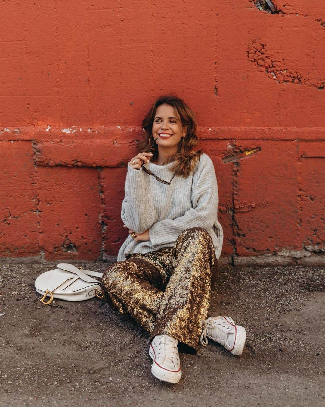 Collage Vintageさんのインスタグラム写真 - (Collage VintageInstagram)「Cheering on Monday wearing these cool sequins pants in a casual outfit 🥳 @sezane  Alegrando el lunes con estos pantalones de lentejuelas en un look casual casual 🎉 #winterfashion #holidayparty」12月3日 5時44分 - collagevintage