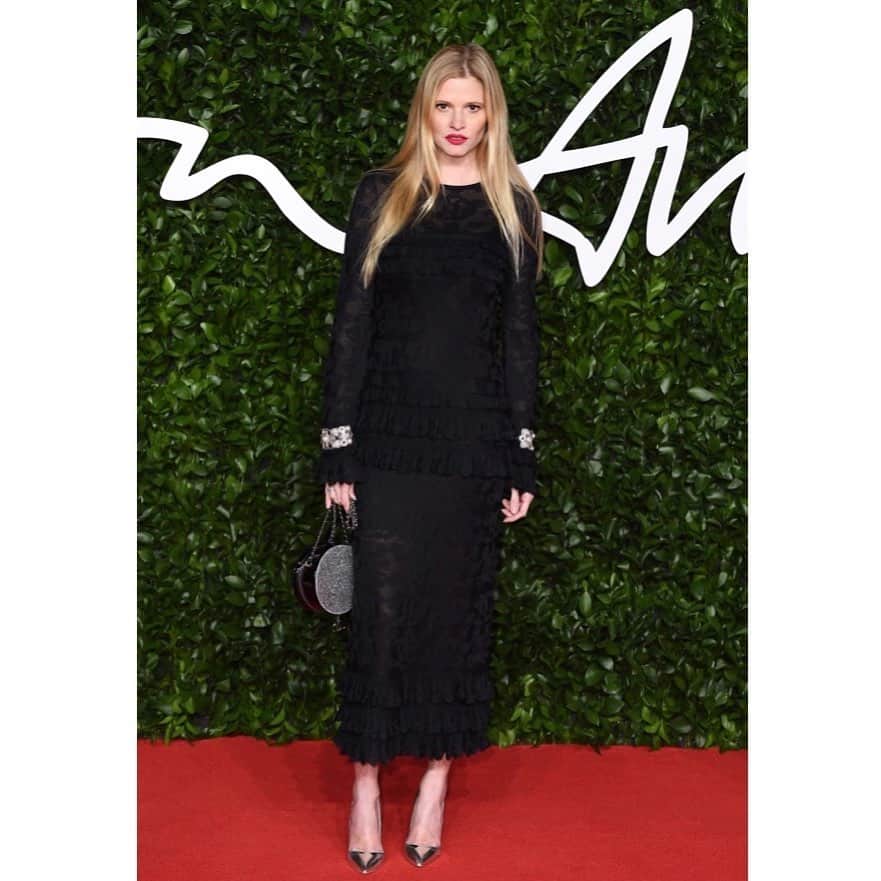 ルパートサンダーソンのインスタグラム：「#RSWomen | @lara_stone wears our classic Malory pumps at @britishfashioncouncil’s #TheFashionAwards | #AsSeenOn #LaraStone #BFAs #RupertSanderson」