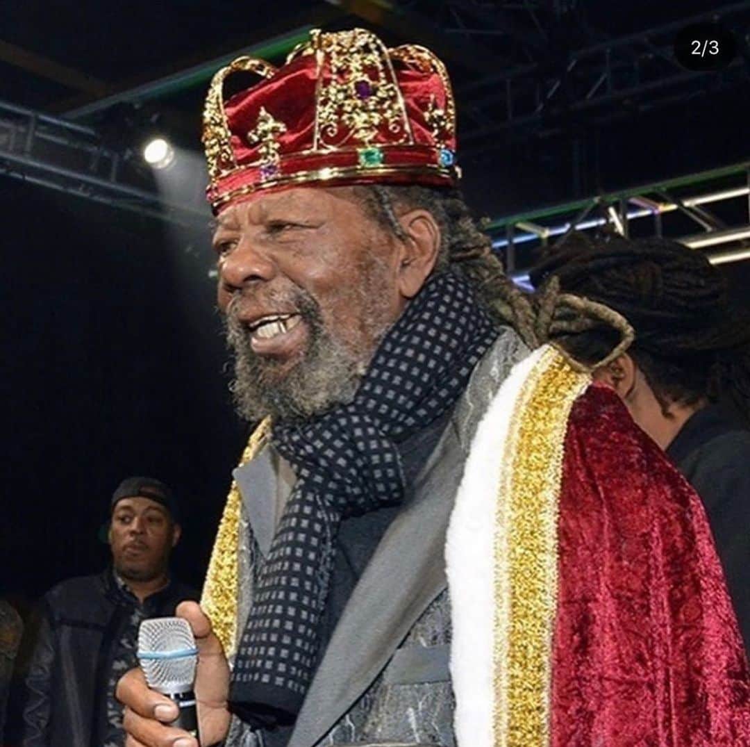 MIGHTY CROWNのインスタグラム：「Crowning of  Daddy U Roy!  This King celebration is a must #reewind wish I was there  Just got so much love and raspect to the Icons of reggae and dancehall music especially the ones on the pic !  #dj #artist #selector  I remember playin Daddy U Roy special  in #worldclash 99 and wake the town and tell the people !  Few more things I wanna address, it’s these top 3 selectors on the pic who influenced I&I to play the foundation of music, #johnnyguard #rory #rodigan My proud Senpai’s inna di biz And last got to say bless up #irishandchin for doin things different!  Chin and di Gang you did it again! What’s so great is honoring the man while he’s still alive!!! Great work Fam and the work need to be recognized!」