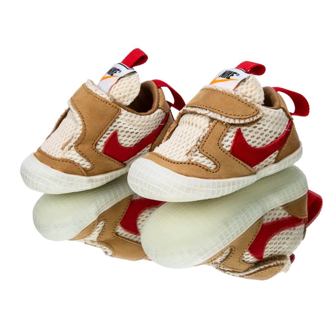 Flight Clubさんのインスタグラム写真 - (Flight ClubInstagram)「Personally inspired by his growing son, Tom Sachs & Nike double back with toddlers in mind on the miniature Mars Yard 2.0. Completely functional with red tabs and elongated sole for stability.」12月3日 6時00分 - flightclub