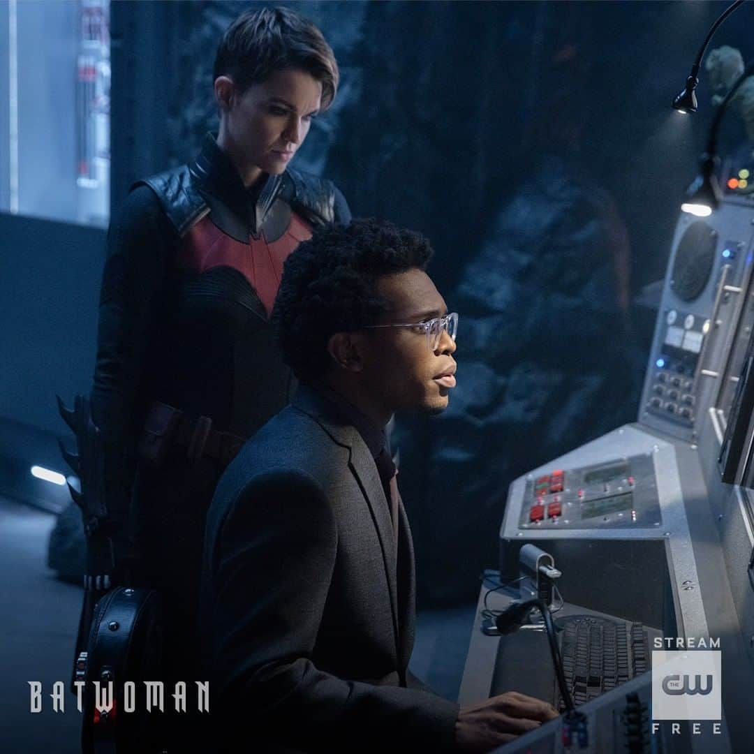 The CWさんのインスタグラム写真 - (The CWInstagram)「Working as a team. Stream a new episode of @cwbatwoman now free only on The CW App! #Batwoman」12月3日 6時00分 - thecw