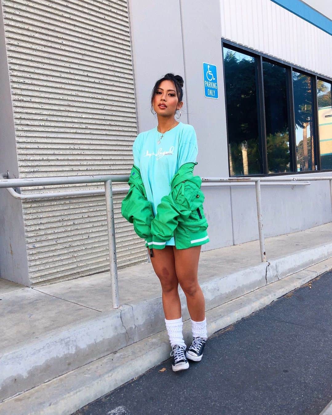 エイミー・ファムのインスタグラム：「so one time i tried hugging a bbq grill and got this scar on my leg lol 🤦🏻‍♀️ i kinda like it tho, if you squint your eyes it looks like a bunny with one ear 🐰 do you have any scars or crazy scar stories?  ps: my friend @unprvlgd.prod made this sweet shirt and i stole this jacket from my big brudder @sadboygenius thx guys for keeping me kewl 😎」