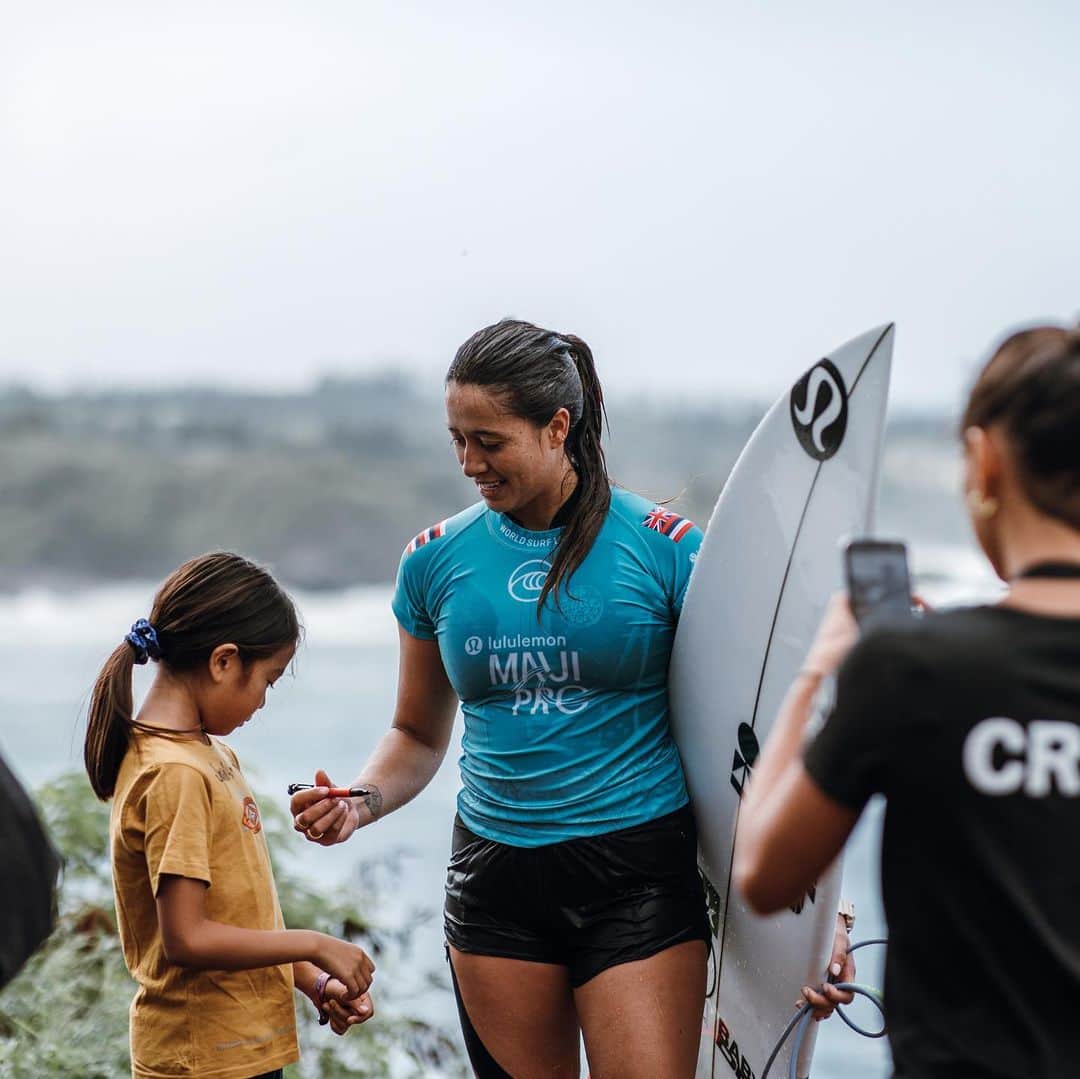 lululemonさんのインスタグラム写真 - (lululemonInstagram)「Couch surfing, Cyber Monday deal surfing, real surfing.... all exciting, but nothing has been as epic as watching elite ambassador @MaliaManuel hit the waves at the #luluelmonMauiPro.  In partnership with the World Surf League (@wsl) some of the world's best surfers took on the world's best waves. Watch a recap of the last two days—link in bio. #thesweatlife」12月3日 11時33分 - lululemon