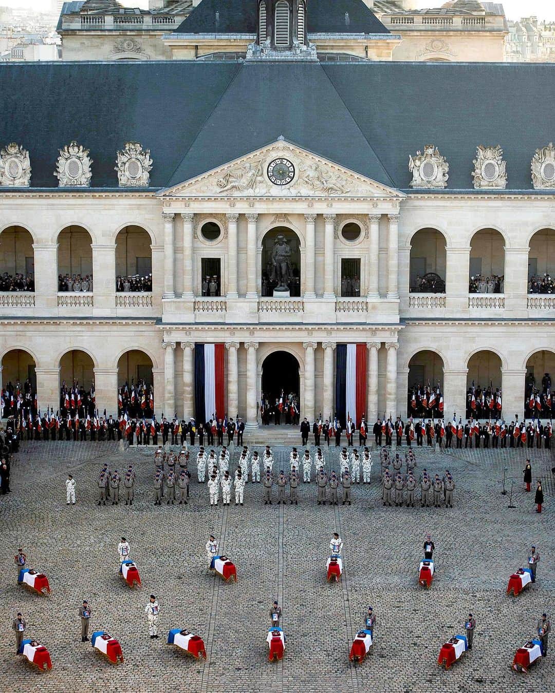 NBC Newsさんのインスタグラム写真 - (NBC NewsInstagram)「Soldiers, officials and relatives attend a ceremony in #Paris honoring the 13 French soldiers who died in a helicopter collision in #Mali. . 📷 Eliot Blondet / Pool via @afpphoto」12月3日 6時08分 - nbcnews