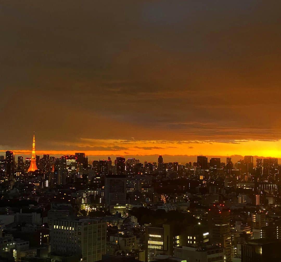 マキ・コニクソンさんのインスタグラム写真 - (マキ・コニクソンInstagram)「Good morning from Tokyo!! 朝6:00東京の空は日の出前の朝焼けがめっちゃくちゃ綺麗です！早起きすると良い事がたくさんあるね！まさに”早起きは三文の徳” 今日も一日頑張ろう！💪🏼 #東京のおすそ分け🗼  #ヤル気スイッチオン」12月3日 6時16分 - makikonikson