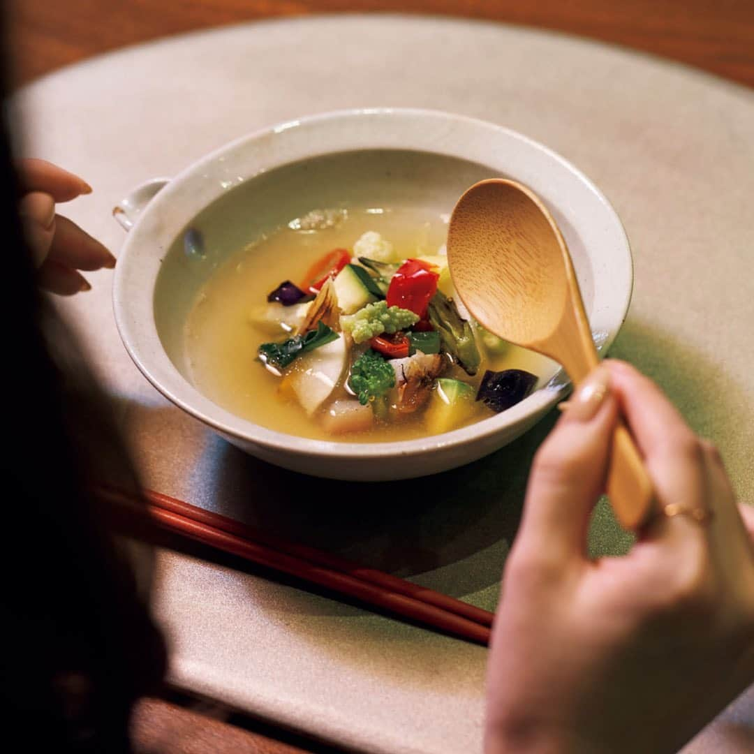 東京カレンダーさんのインスタグラム写真 - (東京カレンダーInstagram)「突然のサイフォンから禁断の芳香！ 西麻布の地下に女性が病みつきになると噂のスープがある！. . 身体に気を使う港区女子たちにとって、ボディコントロールは至上命題。 ハイカロリーなお食事が多い彼女たちにとっては、野菜中心のコースというだけで引きがある。 そして、野菜のお店も港区にかかると、ここまで艶やかになるのだ。. . 【突然のサイフォンに驚く。一体、何が始まるの？そんな困惑が、ワクワクに変わる。 『erba da nakahigashi』の「ミネストローネ」】 . 西麻布の野菜を主体にしたイタリア料理店といえば『エルバ ダ ナカヒガシ』。 . こちらのスペシャリテである、「ミネストローネ」は、プレゼンテーションが実にユニークと評判だ。 . コースの途中で、コーヒー用のサイフォンが用意され、上には乾燥させた端野菜、下には出汁を注ぎ、火を付ける。パルメザンの皮や生ハムからとった、濃厚でコクのある出汁がベース。 . フラスコ内の気圧変動を利用して端野菜の香りや味わいを抽出していくのだ。 香りを移した出汁を48種類の野菜と一緒に食べるという、目にも楽しい一品の完成。 多種類の野菜の味が絡み合うため、味わいは力強く、五臓六腑に優しく沁みる。野菜の深い味わいに感動を覚えるほどだ。. カウンターは8席。店内を照らすライトが幻想的。完全個室もあり ⠀⠀⠀⠀⠀⠀⠀⠀⠀ . そもそも、店主の中東俊文さんの実家は京都の名店『草喰 なかひがし』。 子供の頃から父親とともに野山に入り〝英才教育〞を受けてきた野草料理界のサラブレッド。 いまでも週に2、3度は奥多摩の山で野草を採っているという筋金入りだ。 . お店で使う野菜には、東京の八王子やあきる野で採れたものも多く、ひとつのコースで、50種類以上の野菜を使うこともめずらしくない。 地味になりがちな料理も、港区仕様になれば、こうもドラマティックに生まれ変わるのか、と驚くはず。 . 店名 ▷エルバ・ダ・ナカヒガシ エリア ▷西麻布 ジャンル ▷イタリア料理 イタリアン TEL ▷03-5467-0560 ※お問い合わせの際は「"東京カレンダーWEB"を見た」と お伝えいただければ幸いです。 住所 ▷港区西麻布 4-4-16 NISHIAZABU4416 B1F シチュエーション ▷デート、接待、完全個室 . #エルバダナカヒガシ#イタリアン#港区イタリアン#六本木イタリアン #東カレバックナンバー#個室レストラン#フレンチ#麻布十番グルメ #東カレ #tokyocalendar #東京イタリアン#フォトジェニック #東京カレンダー #港区#六本木グルメ#西麻布グルメ#デートグルメ #女子会 #港区女子 #インフルエンサー  #港区おじさん #モデル #美女#インスタ映え#映え料理」12月3日 6時33分 - tokyocalendar