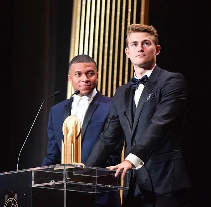 マタイス・デ・リフトのインスタグラム：「Unbelievably proud and honoured to win this amazing prize. I want to thank all the people who supported me throughout this year. Great night! #kopatrophy」