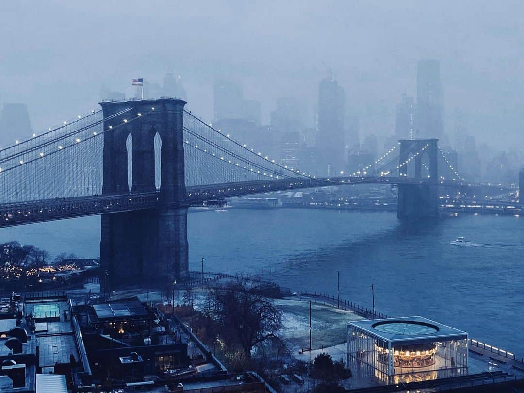 ヨハネス・ヒューブルさんのインスタグラム写真 - (ヨハネス・ヒューブルInstagram)「First snow in December ❄️ #430pm #shadesofblue 🖼」12月3日 6時35分 - johanneshuebl